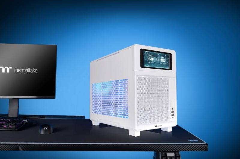 Thermaltake TR200 avec panneaux amovibles et connectique en façade