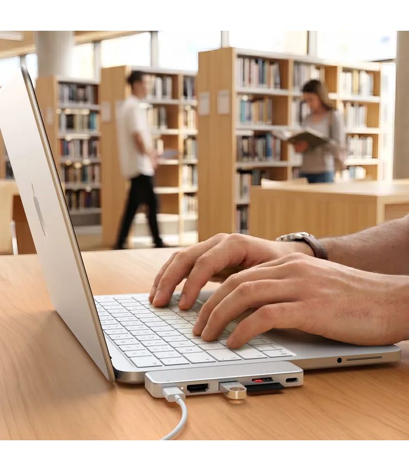 Connexion du hub USB-C Satechi sur MacBook