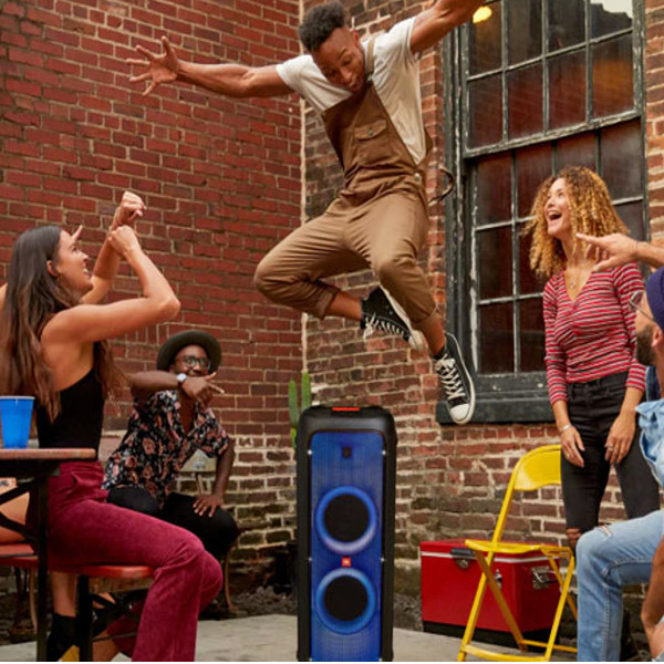 Image enceinte avec personnes qui dancent