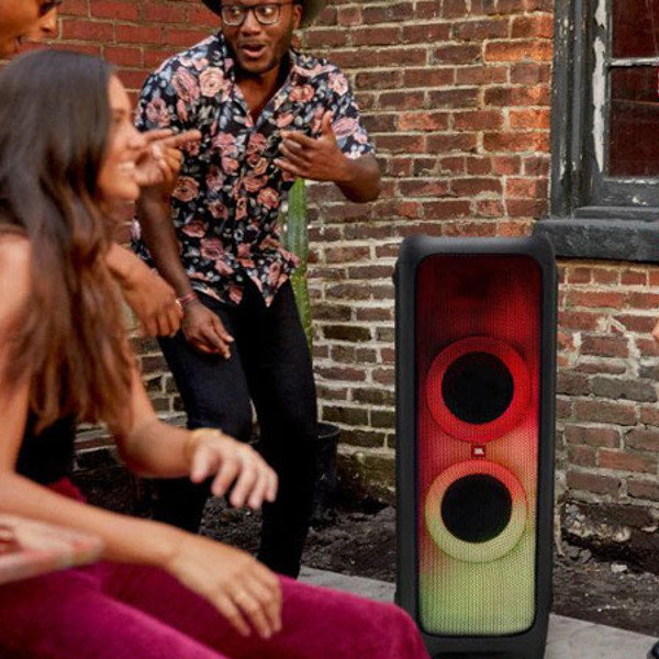 Image enceinte avec personnes qui dancent