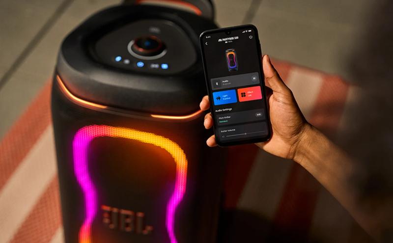 Transport de la JBL PartyBox 330 avec poignée télescopique et roues