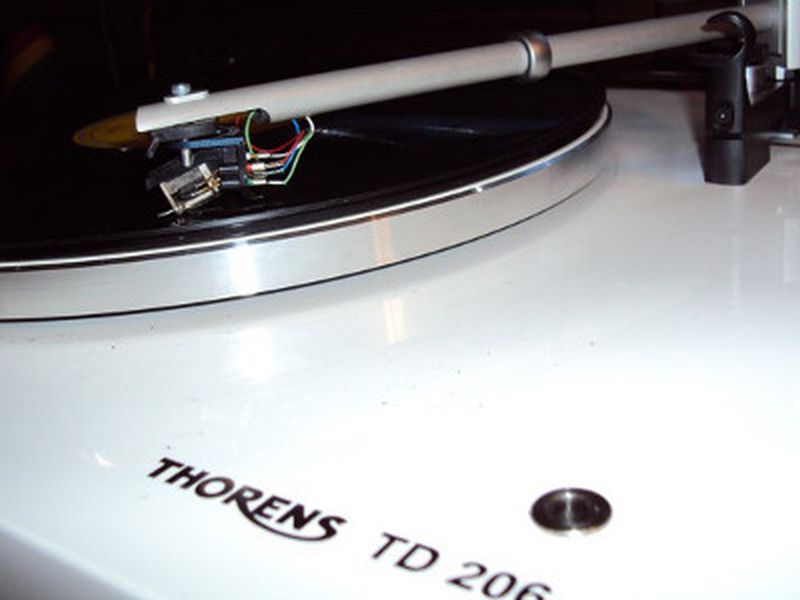 Écoute vinyle avec la Thorens TD206 Blanche