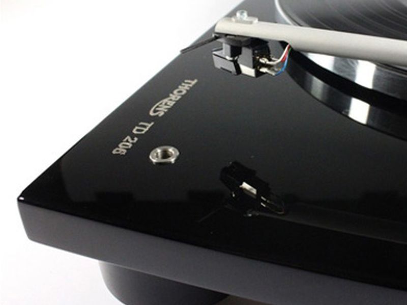 Platine Thorens TD206 Noire en situation d'écoute