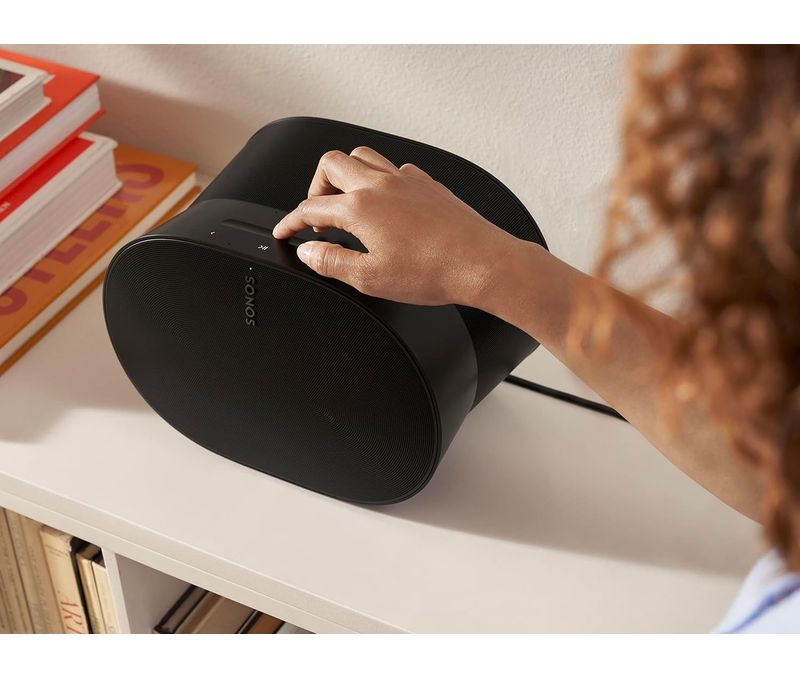Commandes tactiles et design de l'enceinte Sonos Era 300 blanche