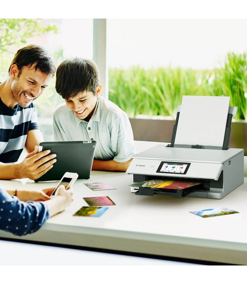 La PIXMA TS8751 sur un bureau utilisée par toute la famille