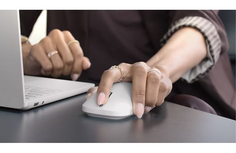 Présentation de la souris Microsoft Surface Mouse platine avec commandes personnalisables
