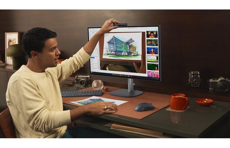 Ergonomie du HP OmniStudio X avec webcam escamotable et ports accessibles
