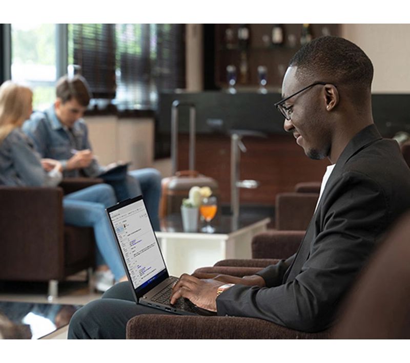 PC portable Lenovo ThinkPad X13 Gen 4 utilisé en déplacement