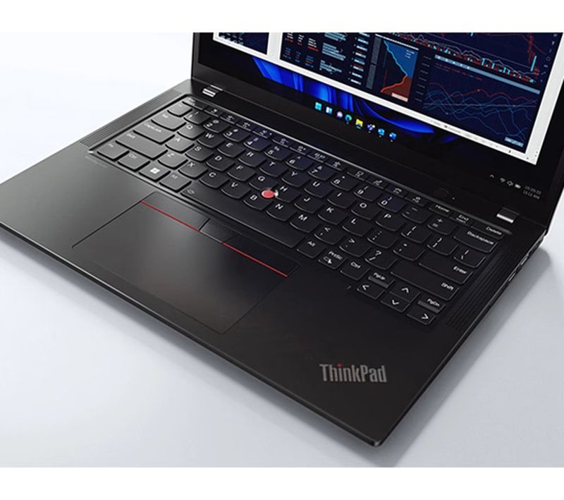 Détail du clavier et de l'écran du Lenovo ThinkPad X13 Gen 4