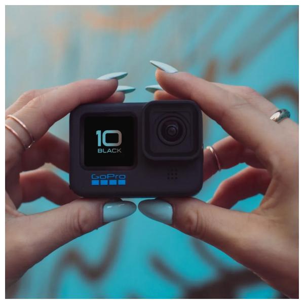 La caméra sport la plus réputée, la GoPro Hero 10 Black, est à moitié prix