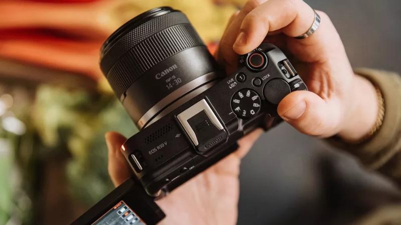 Canon EOS R50 V + objectif RF-S 14-30mm