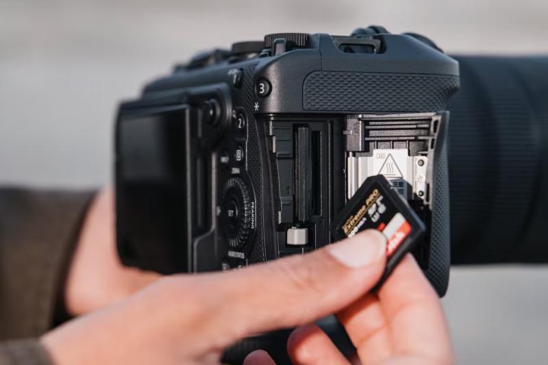 Connectique et écran tactile du Canon EOS R6 V