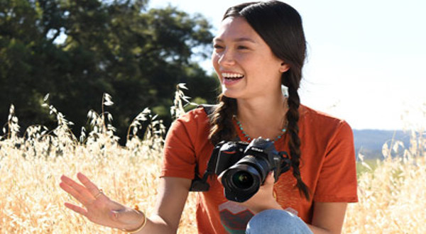 femme avec l'appareil