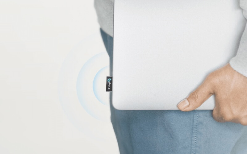 Un ordinateur portable avec la clé Bluetooth qui transfére des fichiers, de la musique, des vidéos à un smartphone