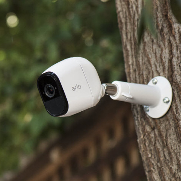 Caméra De Surveillance à 360 Degrés Autour Ou Cctv Montée Sur Un Mur Dans  Un Espace Public.