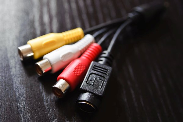 goobay Câble Adaptateur Audio AUX, Prise Jack 3.5mm vers Cinch Mâle Stéréo,  CU, Noir, 0.5