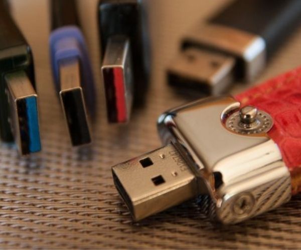Connecteur informatique: à 20 ans, le port USB prépare sa