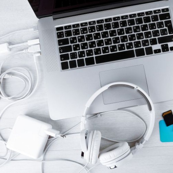 identifier la référence et la puissance d'un chargeur de PC portable