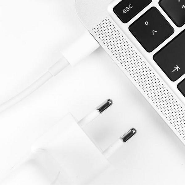 différence entre chargeur USB-C et chargeur à connecteur cylindrique