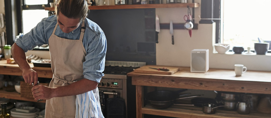 Photo de l'enceinte posée sur un établi avec son utilisateur qui travaille en musique