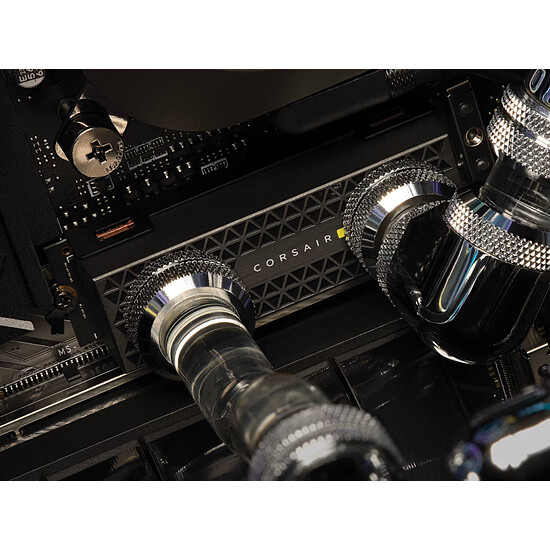 Disque SSD Corsair MP700 Pro Hydro X Series - 2 To - Autre vue