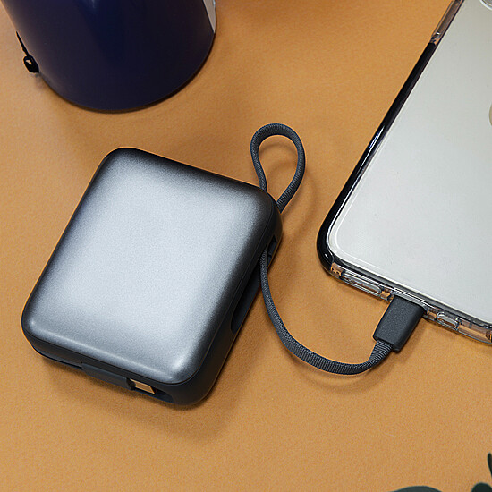 Batterie et powerbank Akashi Batterie de Secours avec câbles USB-C et Lightning intégrés - 10 000 mAh (Noir) - Autre vue